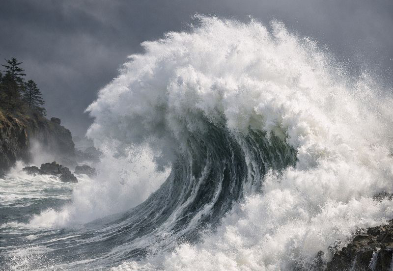 На побережье Калифорнии ожидаются  «волны-убийцы»